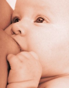 La lactancia materna exclusiva durante seis meses protege al bebé contra el asma