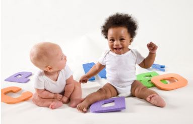 Los bebes hacen amigos antes de aprender a hablar